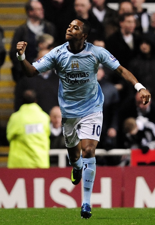 雨一直下，气氛不算融洽！这次比赛为什么不带徐杰呢？