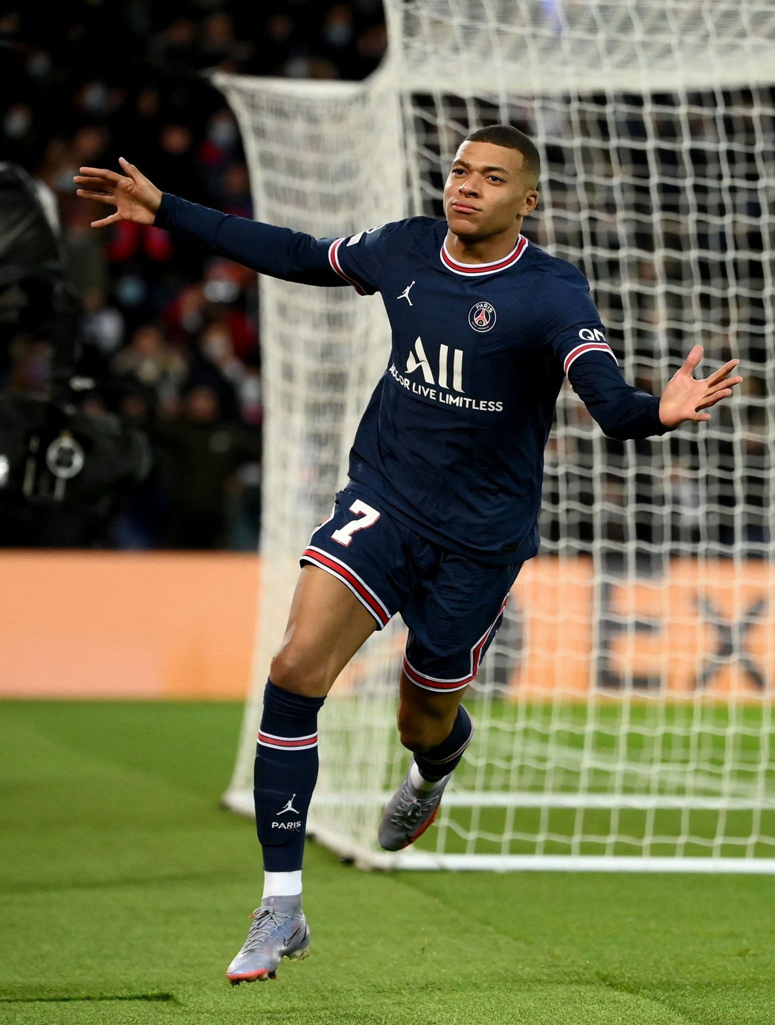 意大利赛车手罗西回忆马拉多纳：我曾单膝跪地亲吻他的左脚