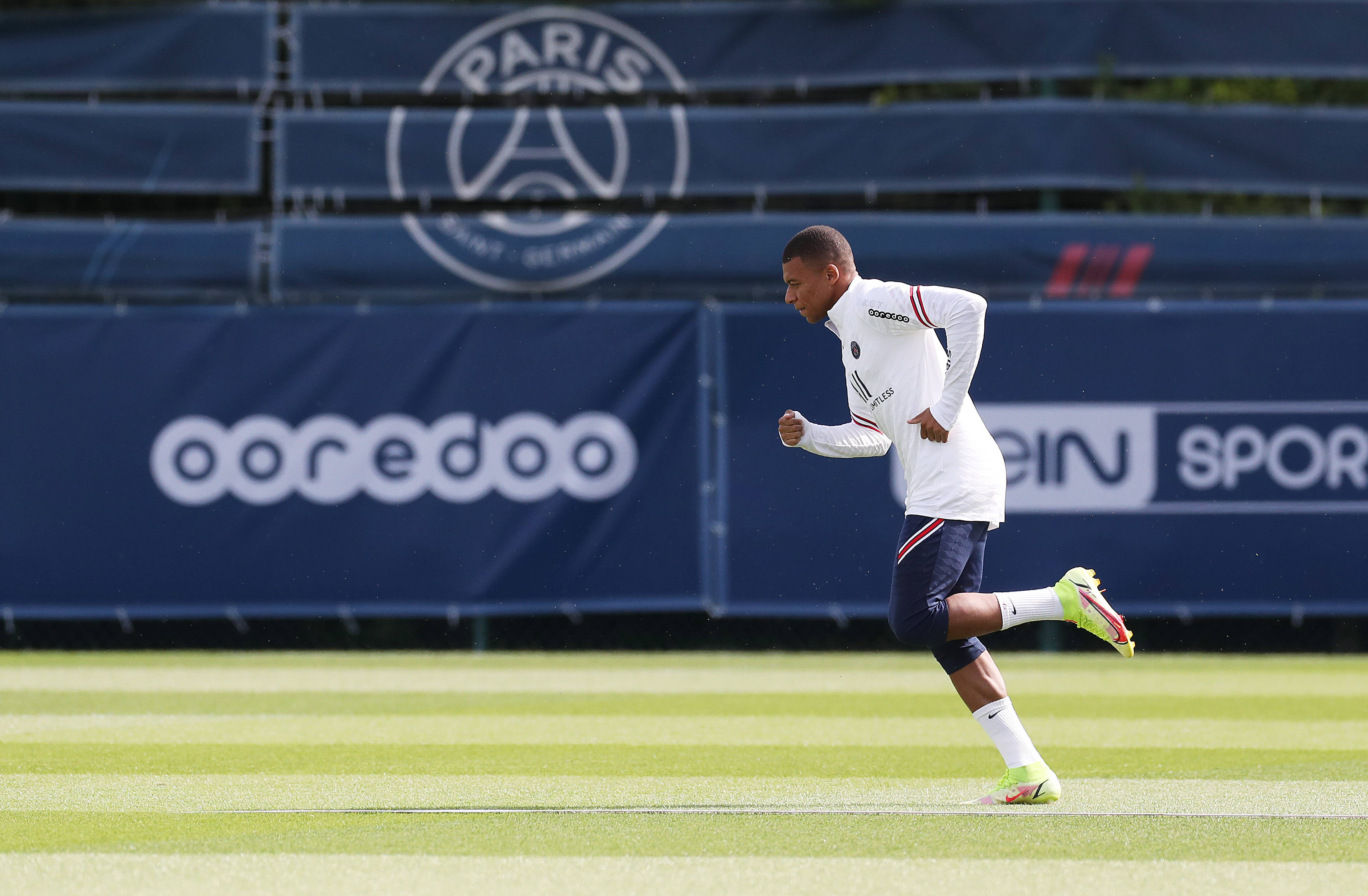 帕夫洛维奇：在此年龄段，我从未见过哪位队友像卡尔这么自信