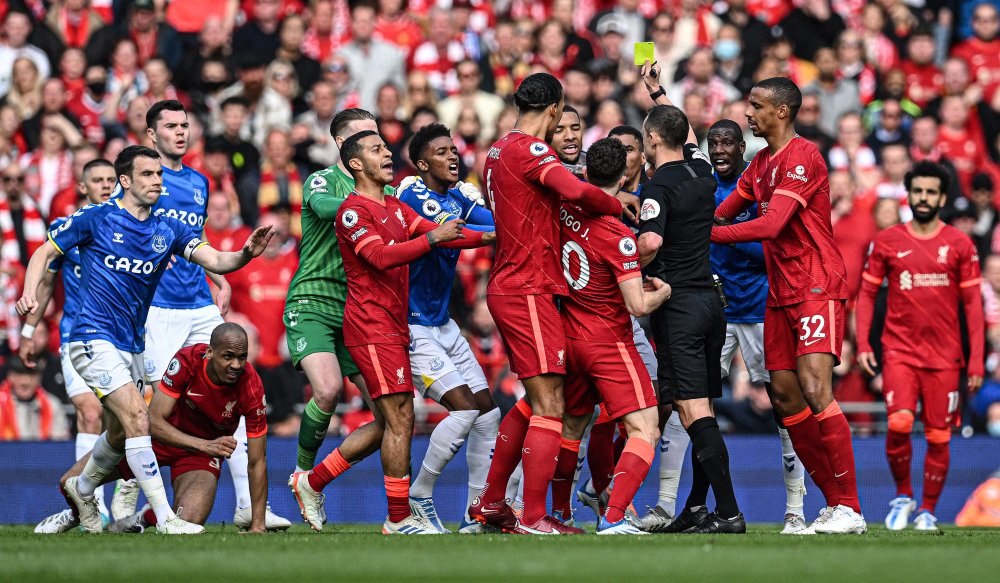 汪涵陪儿子参加马术比赛，嚼槟榔一脸享受，与老婆交替带娃引热议